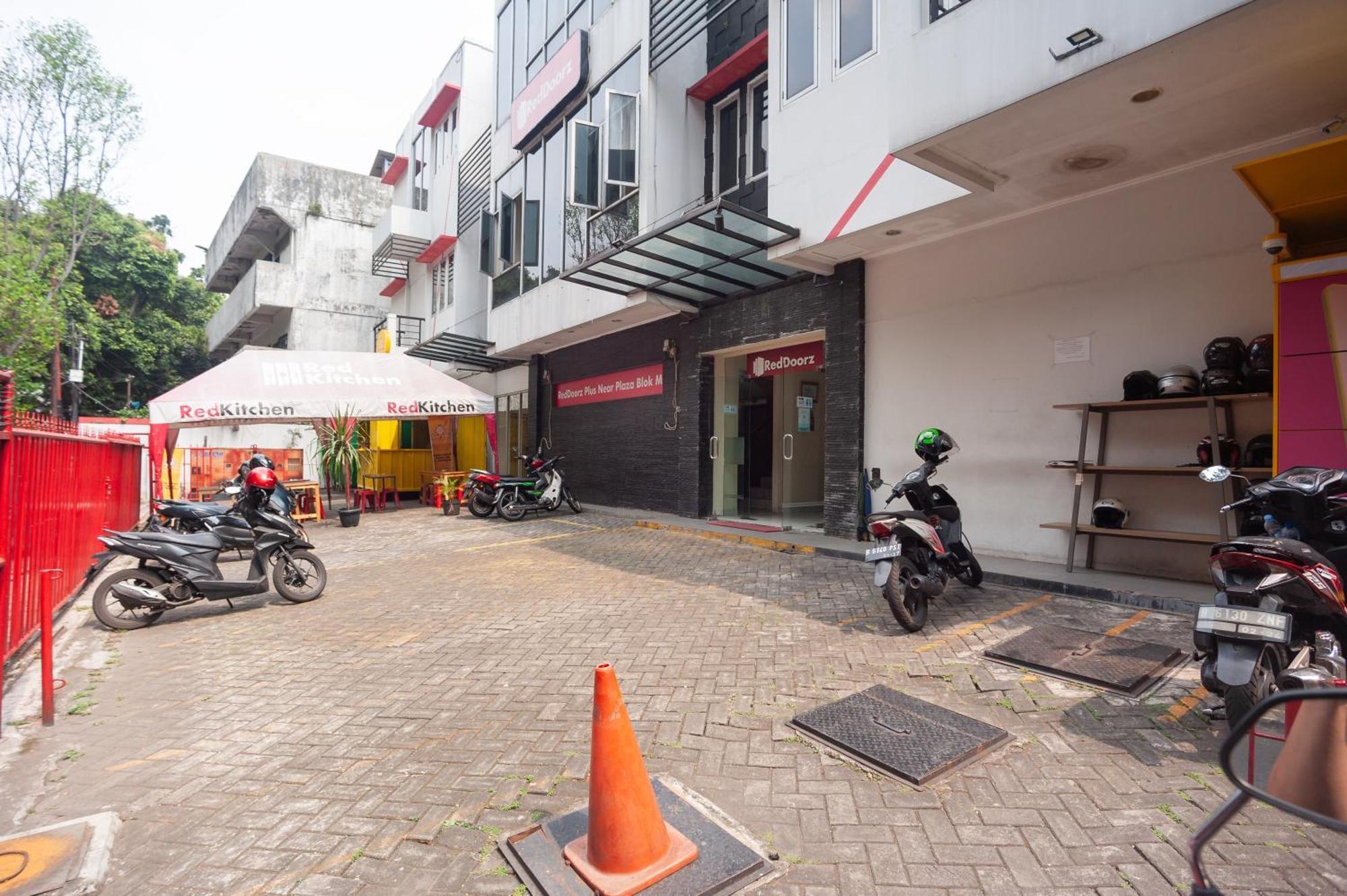 Reddoorz Plus Near Plaza Blok M Jakarta Eksteriør bilde