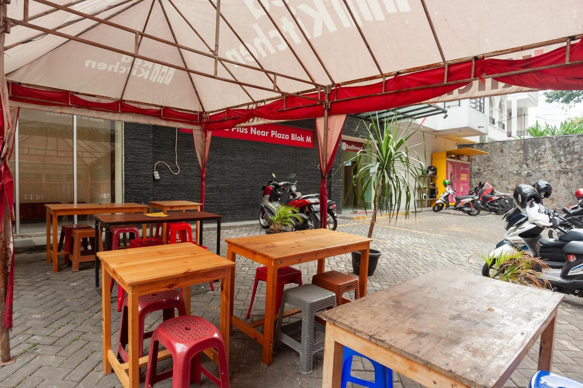 Reddoorz Plus Near Plaza Blok M Jakarta Eksteriør bilde